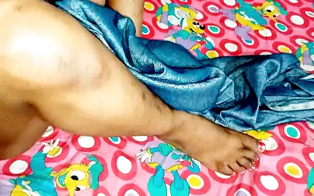 Le hacen masaje vaginal a mi madrastra hasta hacerla correrse