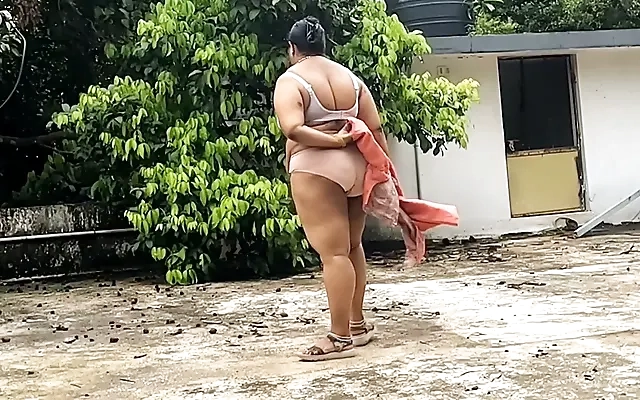 おねんねする巨乳女子