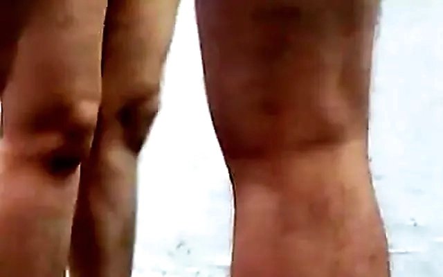 Veo a mi linda natalia haciendo sentadillas y voy ayudarla. video xxx