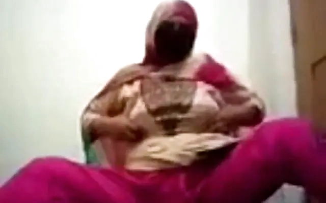 Novinha gulosa enfiou o pau todo na bucetinha. Ele n&atilde;o aguentou 3 minutinhos e gozou