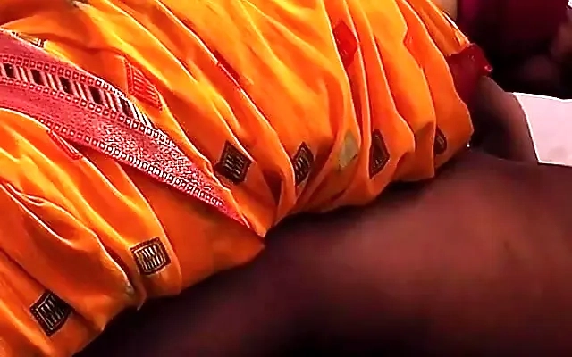 Gravida safada realiza seu fetiche em pegar um anao com sua amiga loira gostosa.