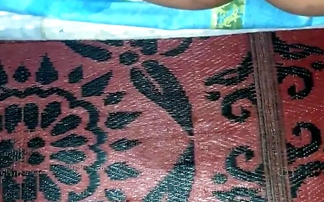 Sexo no barraco da favela com m&atilde;e e enteada novinha