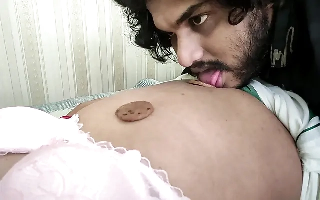 Xxx desi mi hermanastra me ense&ntilde;a mientras vemos la televisi&oacute;n