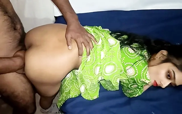 Marido Cornudo Descubri&oacute; que le Gusta que le Follen a su Esposa Caliente al Frente de el Cuando su Amigo se la Gana en una Apuesta de Cartas