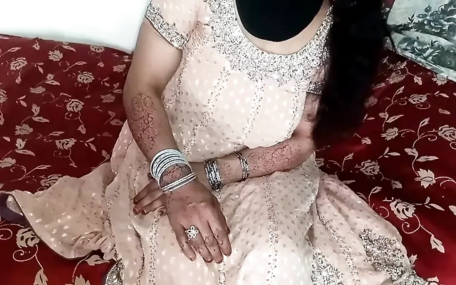 Novio le Trajo un Regalo Romantico a su Novia y la Encontro Follando con su Amigo el dia de San Valentin NTR Netorare