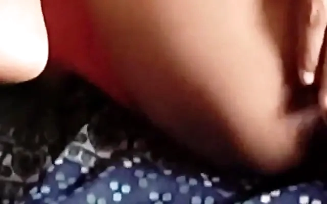 le ense&ntilde;o al tonto de mi hermanastro a follar con jugoso y apretado co&ntilde;o.
