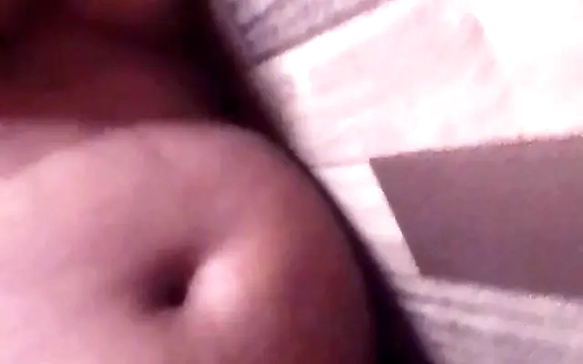 Mientras ella me paga apuesta teniendo sexo, su mam&aacute; le manda mensaje orden&aacute;ndole que vaya a su casa (09:05)