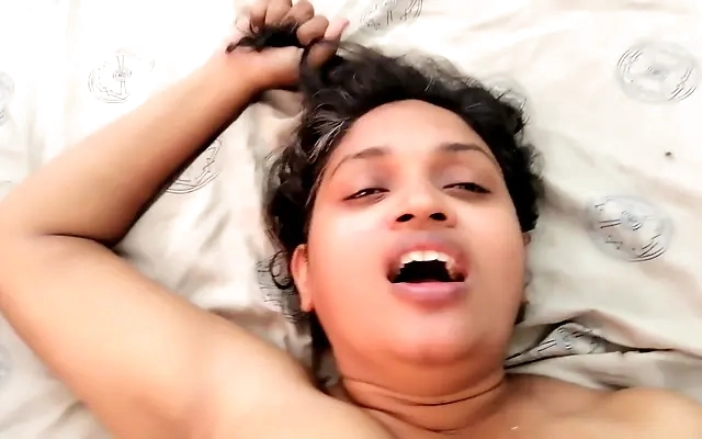 La cougar et veuve noire Alyssa Lynn se fait remplir la chatte de sperme chaud