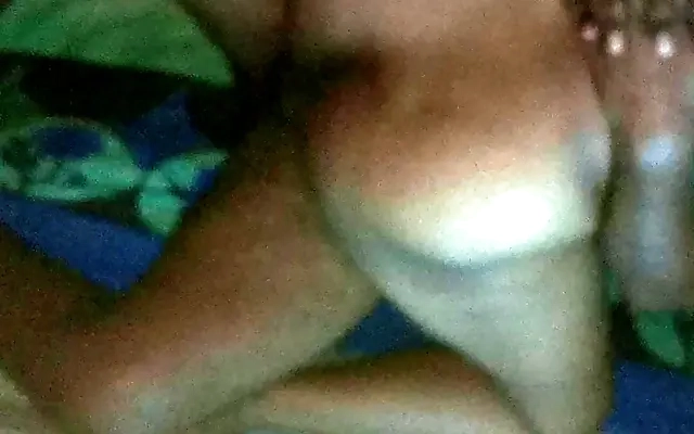 隣で妹が寝ているのに音を消さずにAVを観る兄。それに気付いた妹は見て見ぬフリをしようとするが股間は言う事を聞かず&hellip; AVではヌケなかった兄が妹の痴態を目撃！何事もなかったかのように寝ようとするも高まった性欲は抑えきれず&hellip;！【パート2】