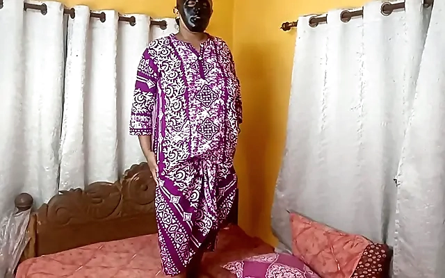 Gata encantadora fazendo um boquete guloso no sof&aacute;
