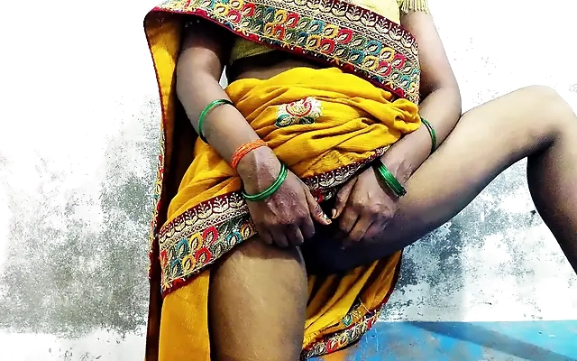 teens virgen jovensita de enorme tetas natural latina s&uacute;per linda de 18 a&ntilde;os le hace una broma a un compa&ntilde;ero de cuarto de la universidad y cuando ve su gran polla dura quiere chuparla y sentir c&oacute;mo bombea semen hasta el fon