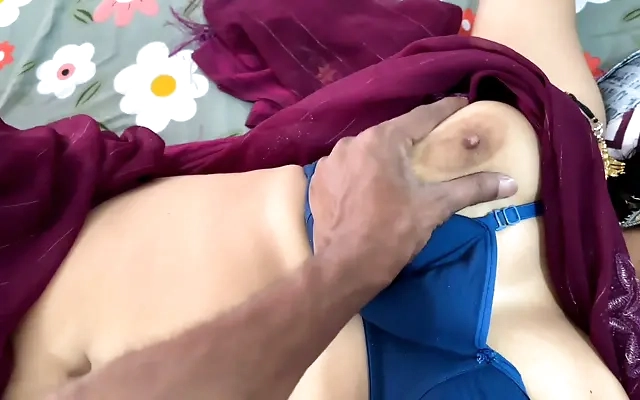 Madrastra Anai Loves consuela a su hijastra pero le da el primer anal de su vida a su hijastro.