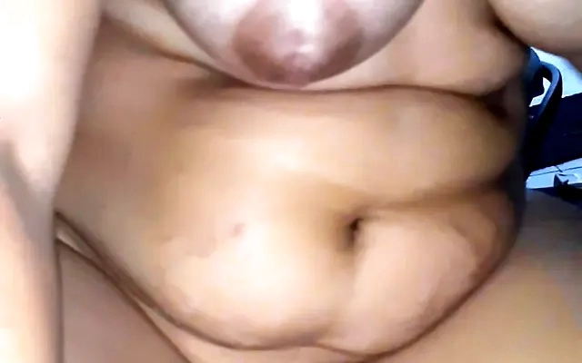 Chudai - Madrastra India tetona se folla al novio de su Hijastra y le dejan el co&ntilde;o lleno de leche.