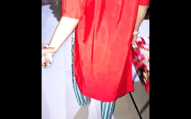 me follo al mejor amigo de mi esposo me descubre y se pone tan cachondo que terminamos haciendo trio