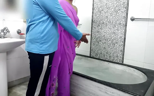 Estudiantes pillados follando duro en el ba&ntilde;o de la escuela y el se corre en su boca ( INCREIBLE VIDEO AMATEUR )