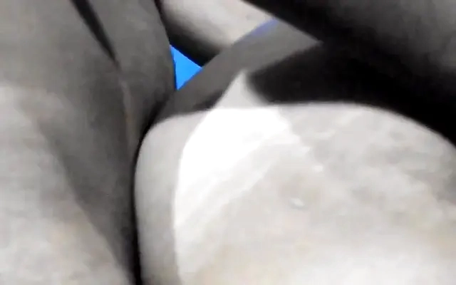Introduzco mi pene en la vagina humeda de mi sexy morena hermanastra latina de 18 - porno en espanol