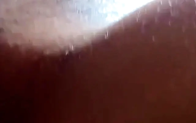 le cojo el co&ntilde;o a mi madrastra joven cuando ella lavaba el ba&ntilde;o