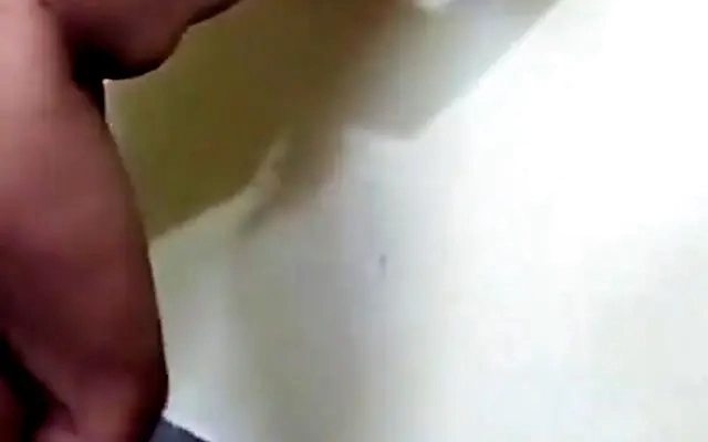 Une dans le cul et une dans la chatte ! Elle va prendre de sacr&eacute;s coups de bites en double p&eacute;n&eacute;tration !