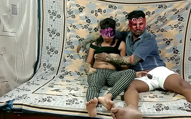 Mi Madrastra Latina tetona me seduce pero la puta de su amiga me descubri&oacute; y me follaron.