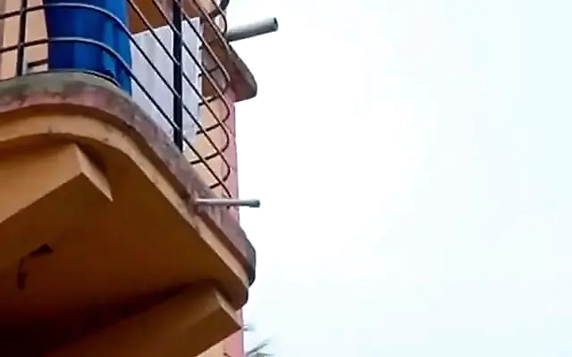 Le busco una mujer a mi hermanastra para poder cogerla.