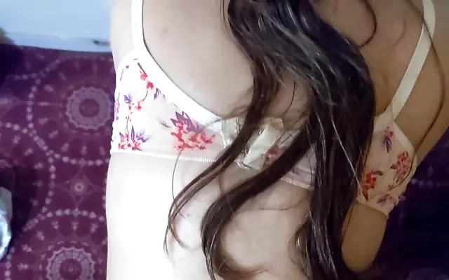 JOVENCITA LATINA SALE DEL BA&Ntilde;O PARA SER FOLLADA POR SU MEJOR AMIGO - SEXO CASERO EN ESPANOL