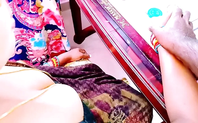 Madrastra descubre que su hijastro es adicto al porno y le calma las ansias con una buena cogida.
