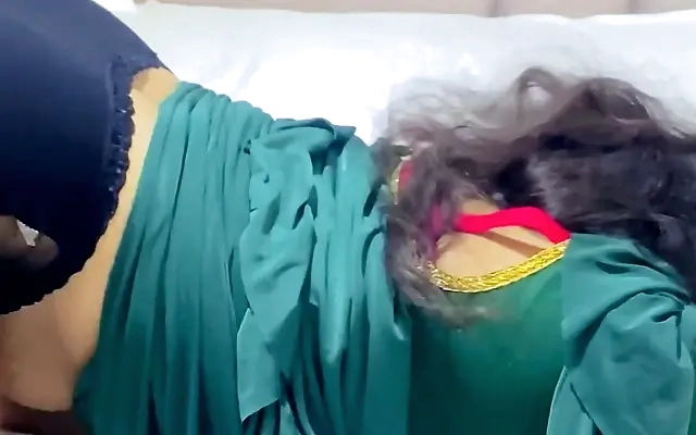 Doctor lujurioso se folla a una morena latina cachonda