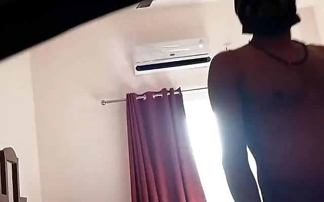TENGO QUE COMPARTIR CAMA CON MI HERMANASTRO Y SU MEJOR AMIGO