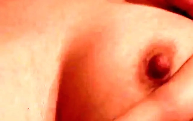 ModelMedia Asia - Repressing sounds while savoring the thrill of secret sex on the bus