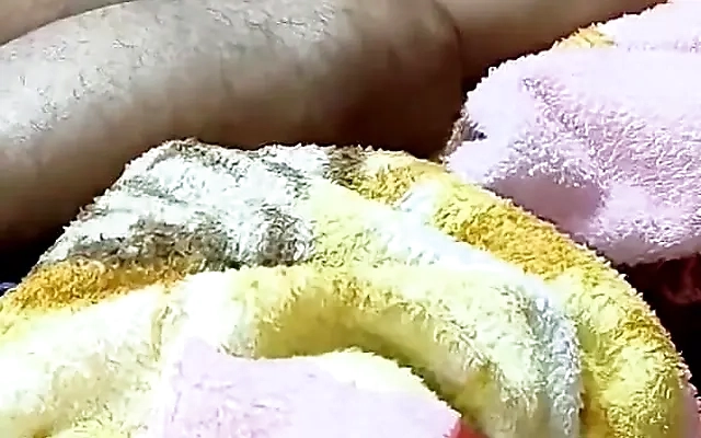 MI HERMANASTRA Y YO TENEMOS UN JUEGO CACHONDO DONDE LA DESNUDO Y LE METO MI VERGOTA GRANDE (parte 1)