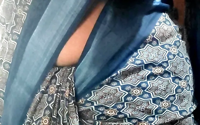 गांव में जब मेरा पति घर पर नहीं था तो मैंने पड़ोसी के साथ सुहागरात मनाई