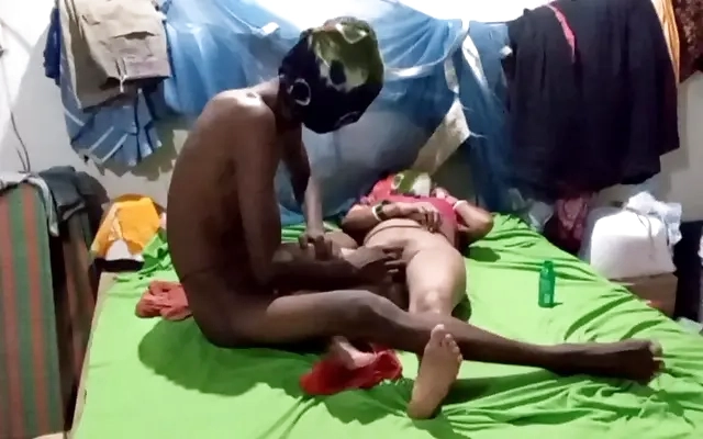 Novinha se filmou tirando a roupa